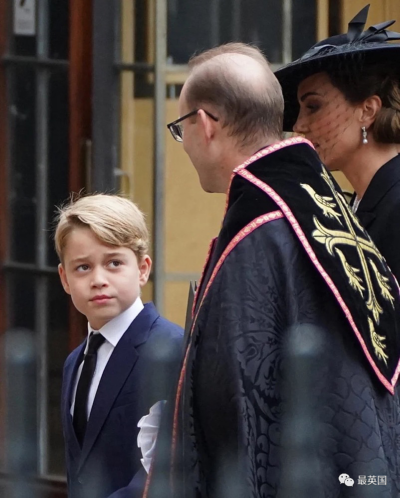 查尔斯加冕礼上，夏洛特与已故英女王惊人相似！王室专家：她是兄弟姐妹的老板！（组图） - 7