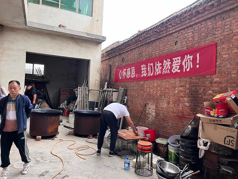 掏鸟获刑十年的河南大学生出狱回家，家人准备大锅饭，挂横幅“依然爱你”（组图） - 2