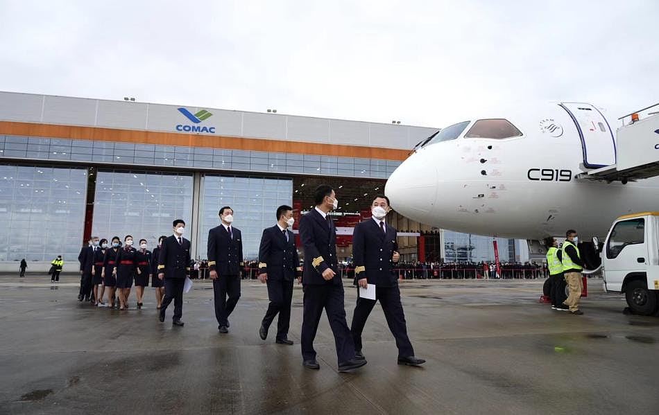 中国产C919客机今日商业航班首航，130余名旅客率先体验（组图） - 9