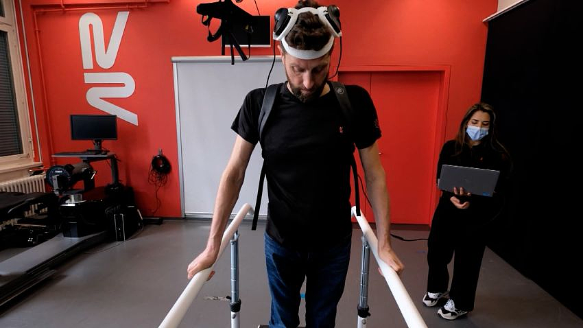 瑞士技术让瘫痪男子“站立”两年，马斯克的人脑芯片能否弯道超车？（组图） - 11