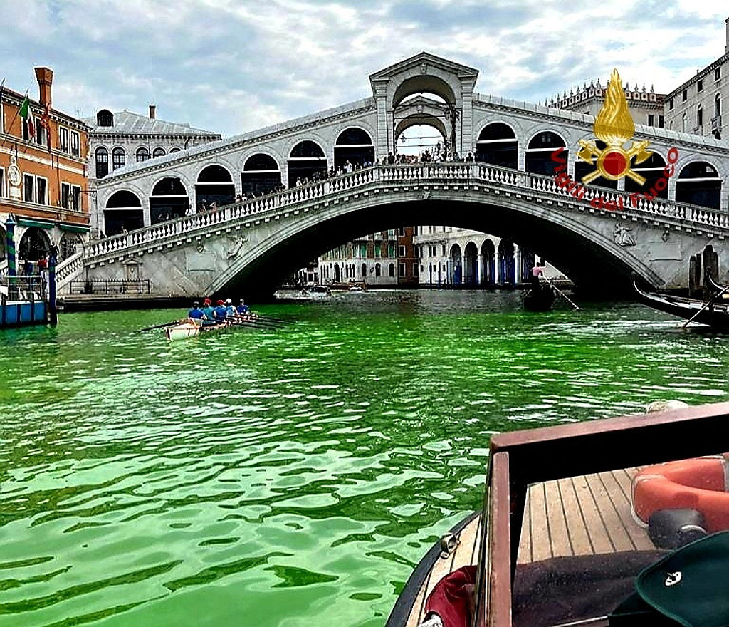 威尼斯运河惨变萤光绿， 环团急澄清：不是我们（视频/组图） - 1