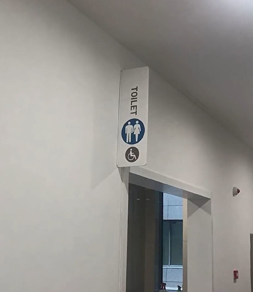 天津医院厕所全英文标识“TOILET”遭质疑，院方回应将及时处理（组图） - 4