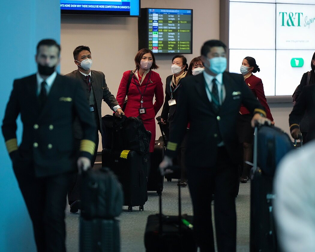国泰航空的机组人员在1月份的一次飞行后。
28