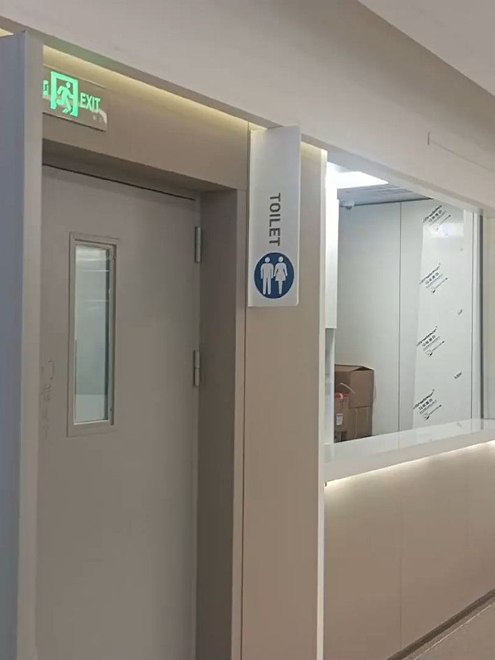 天津医院厕所全英文标识“TOILET”遭质疑，院方回应将及时处理（组图） - 3