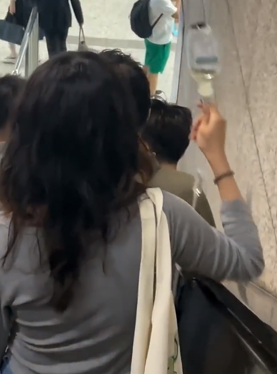 上海女子举吊瓶乘地铁，拍摄者感慨：生活不易（组图） - 2