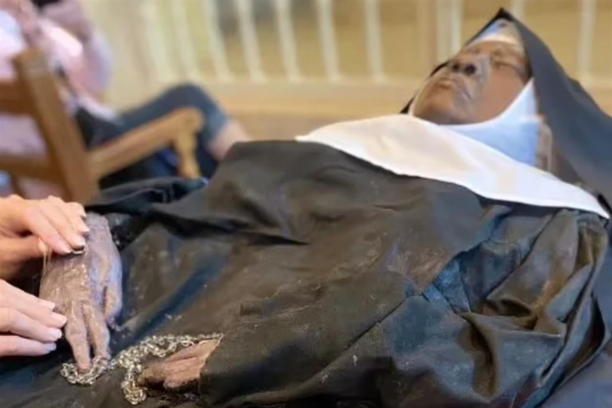 95岁修女死亡4年后遗体不腐，成千上万的人赶来触摸她的遗体（组图） - 3