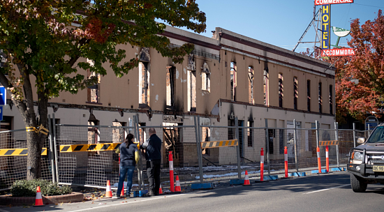 “像地震一样！”堪培拉周边百年历史建筑遭纵火；曾是网红打卡点，澳洲CBD大楼失火全被拆，始作俑者竟是青少年（组图） - 3