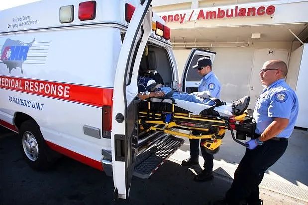 毁三观！ 83岁华人老太跌倒叫救护车，工作人员竟将她捆在床上性侵（组图） - 4