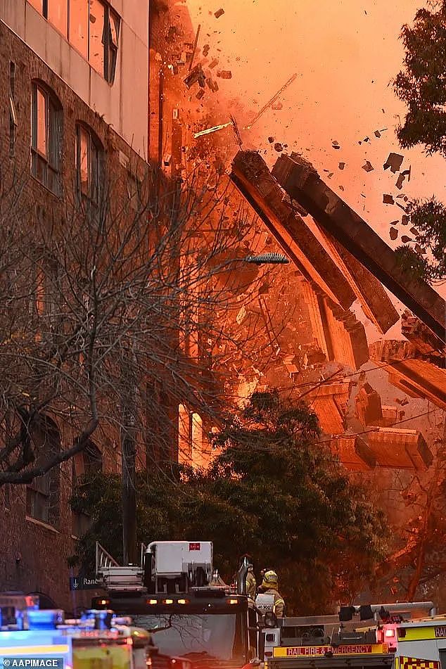 “像地震一样！”堪培拉周边百年历史建筑遭纵火；曾是网红打卡点，澳洲CBD大楼失火全被拆，始作俑者竟是青少年（组图） - 9