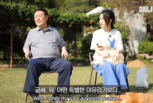 50岁韩国第一夫人上节目，白到发光很显嫩，领养猫狗走出流产伤痛（组图） - 3