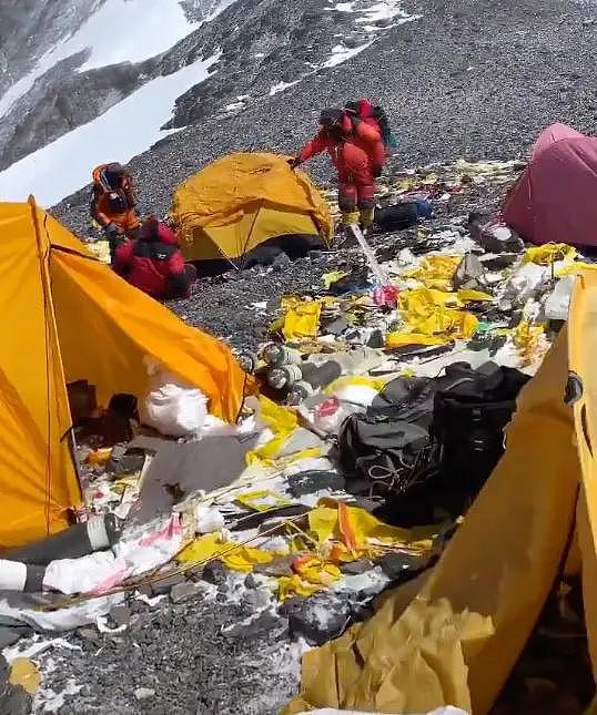 珠穆朗玛峰南坡成“垃圾场”！登山向导清走400斤，还有大量剩余（组图） - 2