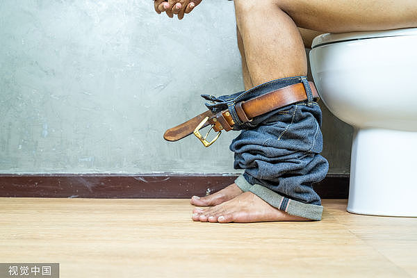 民调：仅25%澳男会“坐着小便”！研究曝站着尿尿是错的：男生“坐著”更赞（图） - 1
