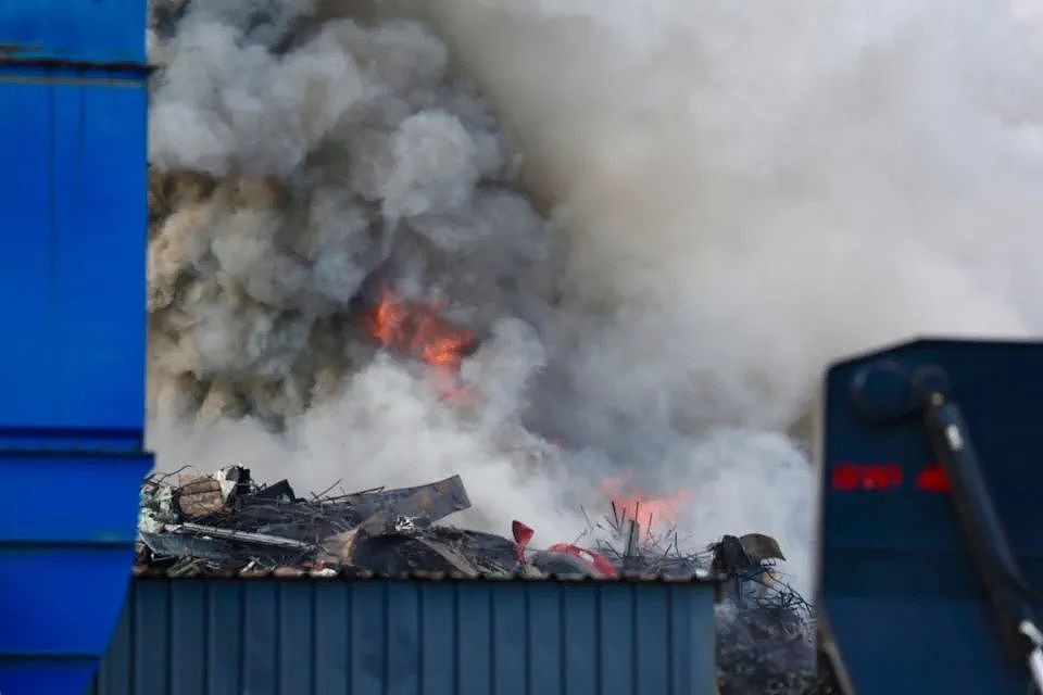 奥克兰大火！紧急疏散，已燃1600吨废物，警惕有毒烟雾（组图） - 1