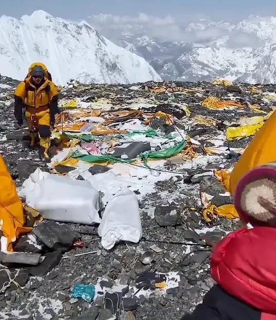 珠穆朗玛峰南坡成“垃圾场”！登山向导清走400斤，还有大量剩余（组图） - 4