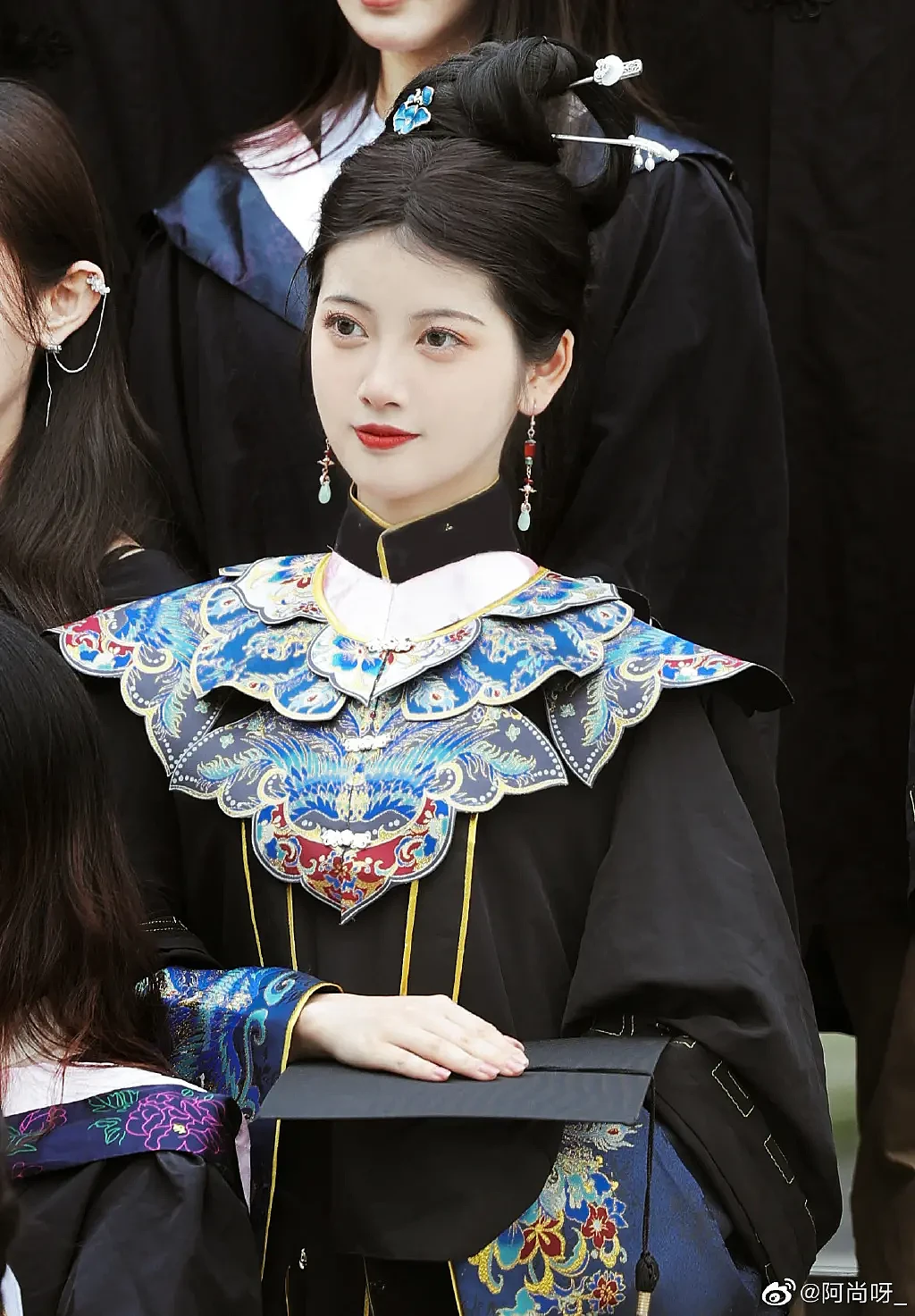 女孩拍毕业照将云肩披上学士服，中国风拉满（组图） - 2