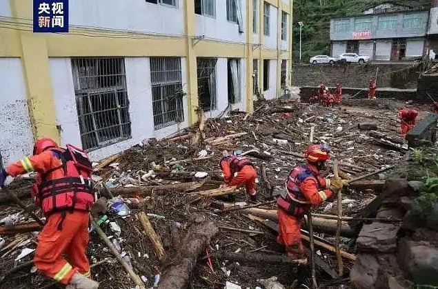 云南昭通强降雨引发山洪至少3死1失踪，当局安全转移逾3千名学生（组图） - 3
