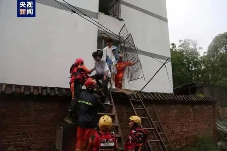 云南昭通强降雨引发山洪至少3死1失踪，当局安全转移逾3千名学生（组图） - 2