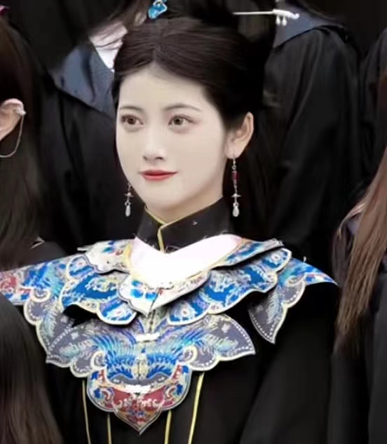 女孩拍毕业照将云肩披上学士服，中国风拉满（组图） - 3