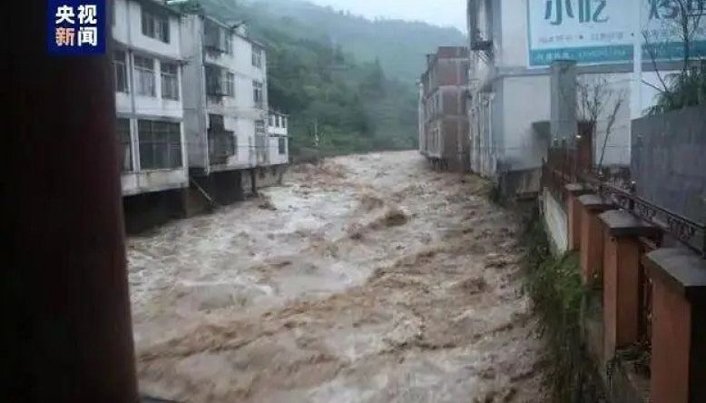 云南昭通强降雨引发山洪至少3死1失踪，当局安全转移逾3千名学生（组图） - 1