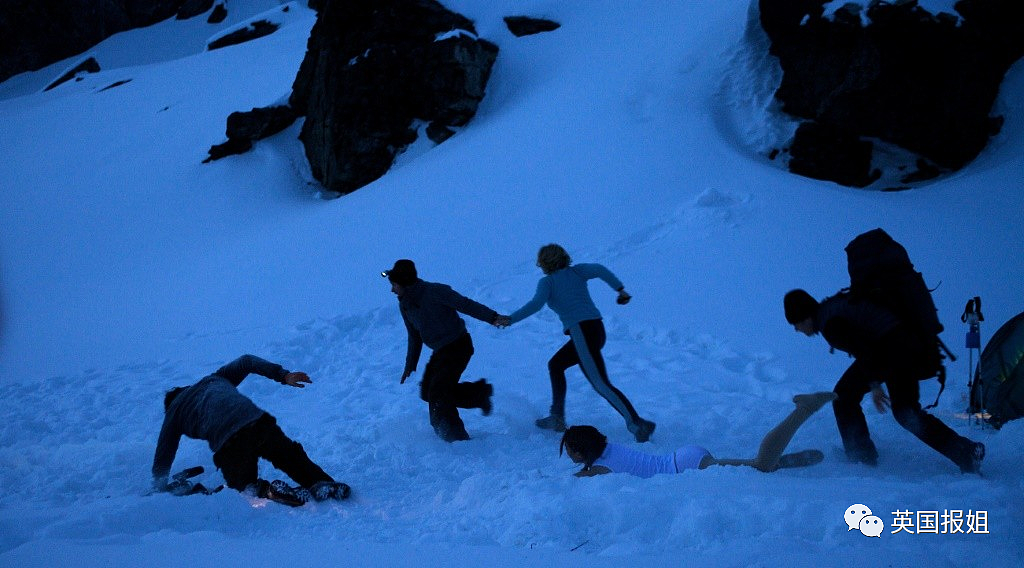 8名大学生登雪山时离奇丧命！只穿内衣倒在雪中舌头被拔，现场还有第9具神秘尸体（组图） - 1