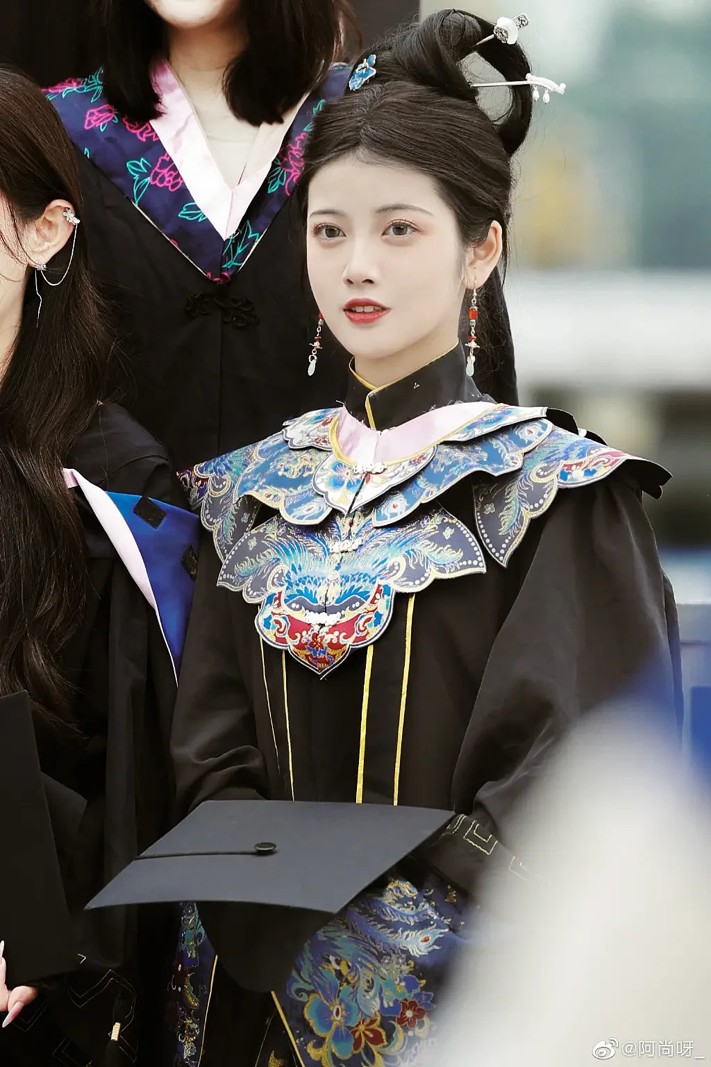 女孩拍毕业照将云肩披上学士服，中国风拉满（组图） - 1