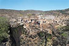 墨西哥警方在数十米深谷中发现45袋人体残骸，该国登记失踪人数已超10万（图）