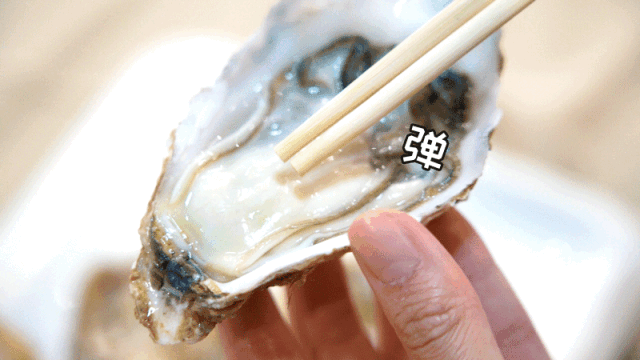 中国大妈火了！非法乱扔牡蛎壳被举报，跪地哭求警察放过…（视频/组图） - 1