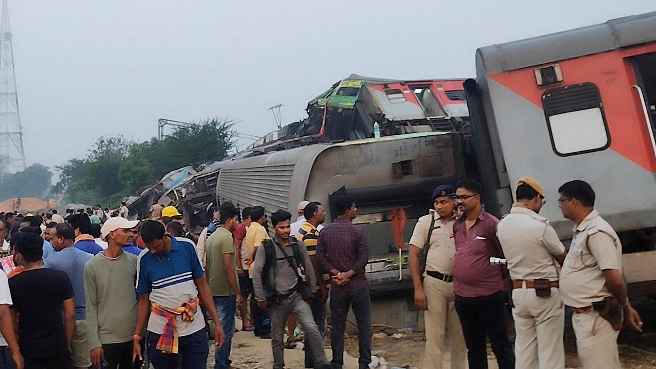 印度火车相撞增至288死，疑涉人为错误！幸存者：断肢死者遍布路轨（组图） - 1