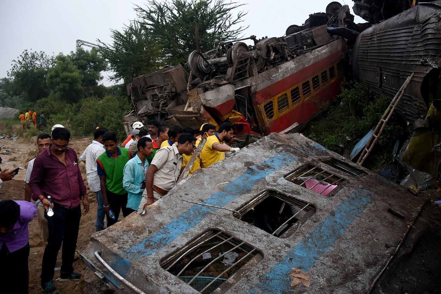 印度火车相撞增至288死，警沿路轨寻残肢，现场惨状悚目惊心（组图） - 1