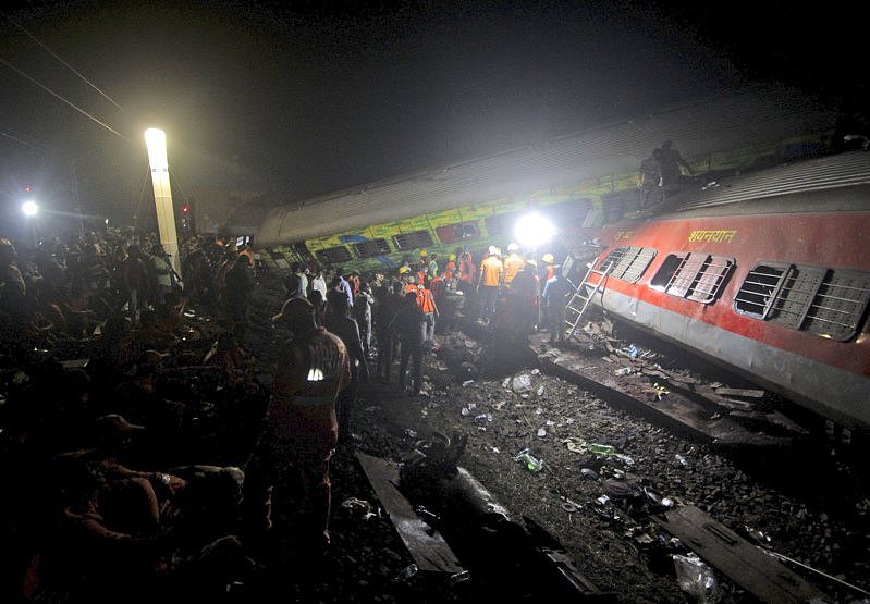火车对撞罹难人数持续增！印度近十年重大铁路事故一览（图） - 1