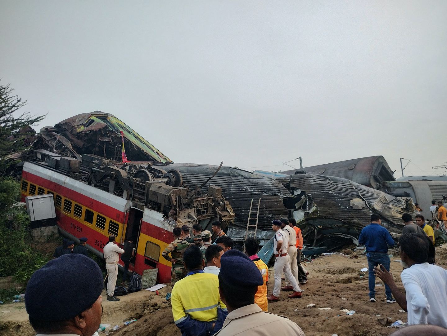 印度火车相撞增至288死，警沿路轨寻残肢，现场惨状悚目惊心（组图） - 4
