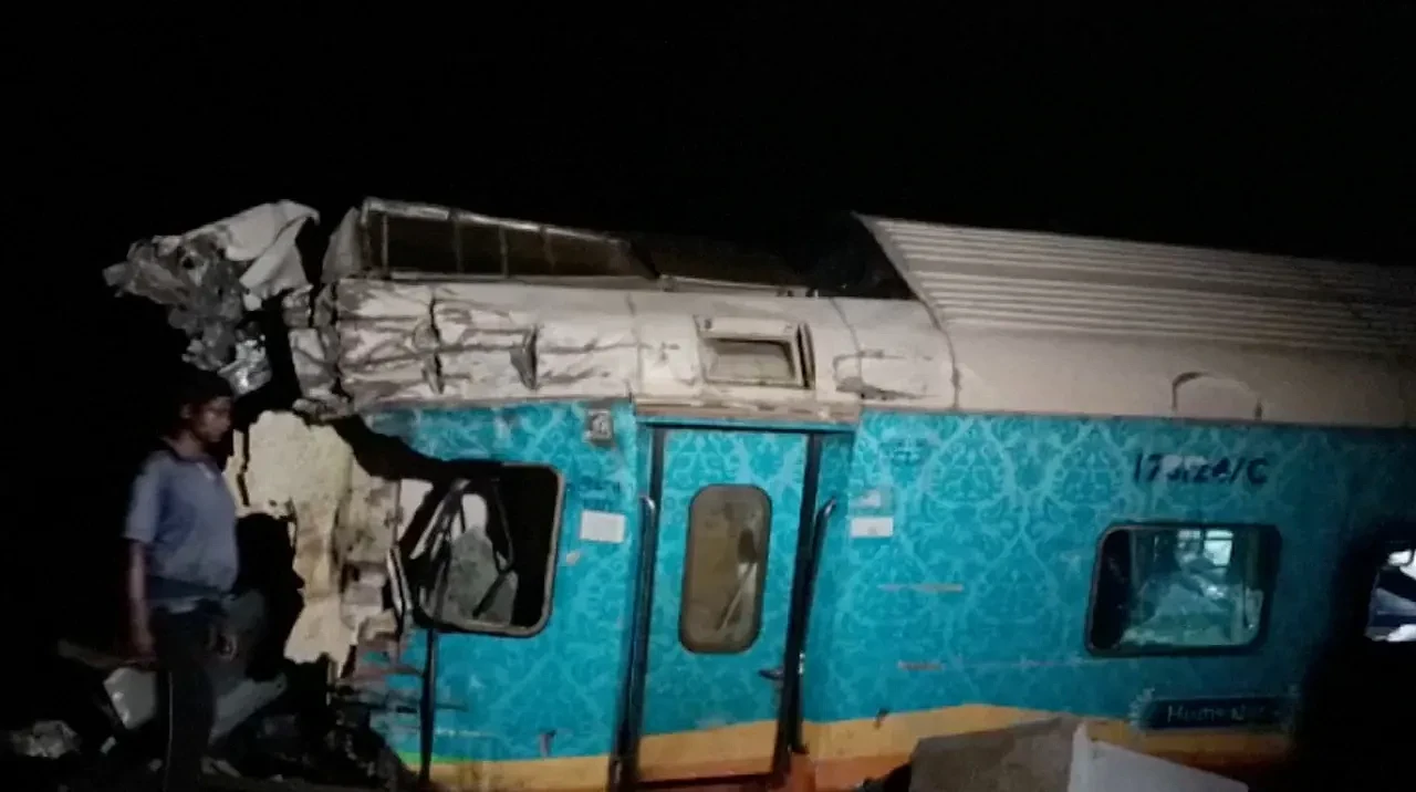 261人死亡！印度火车出轨撞火车，目击者称“满地鲜血断肢”，莫迪发声（视频/组图） - 6