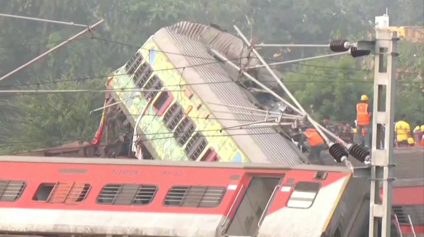 印度火车相撞增至288死，警沿路轨寻残肢，现场惨状悚目惊心（组图） - 5