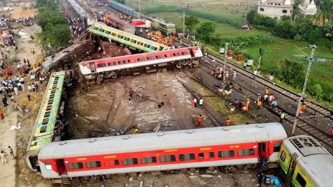 已致288人遇难！印度火车事故幸存者：当时有10到15个人压在我身上（组图） - 1