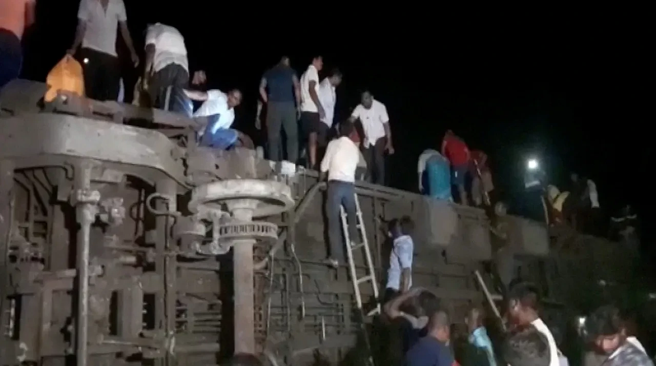 261人死亡！印度火车出轨撞火车，目击者称“满地鲜血断肢”，莫迪发声（视频/组图） - 5