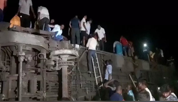 火车猛撞成废铁，207死800伤！ 幸存者： 睁眼是血肉残肢，车厢撕裂，总理哀悼（组图） - 19