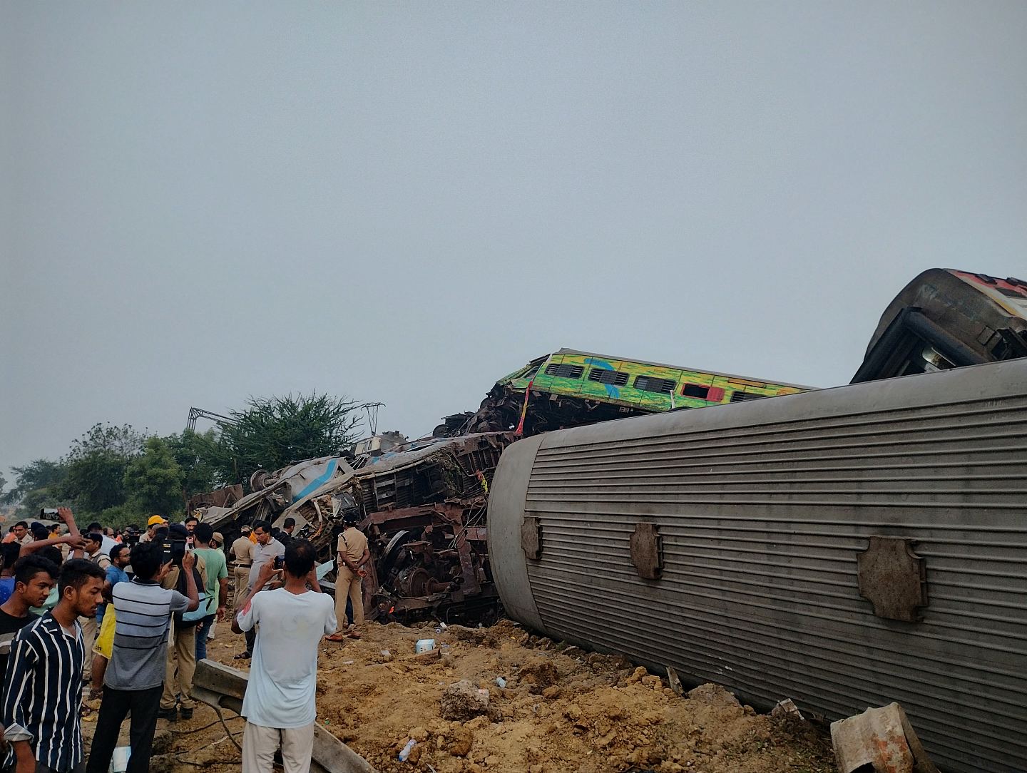 印度火车相撞增至288死，警沿路轨寻残肢，现场惨状悚目惊心（组图） - 6