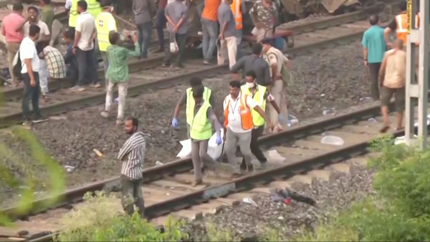 印度火车相撞增至288死，疑涉人为错误！幸存者：断肢死者遍布路轨（组图） - 4