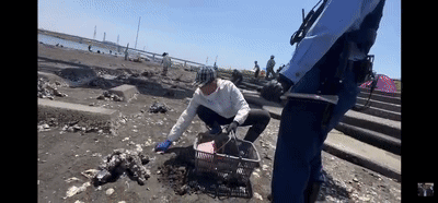 中国大妈火了！非法乱扔牡蛎壳被举报，跪地哭求警察放过…（视频/组图） - 15