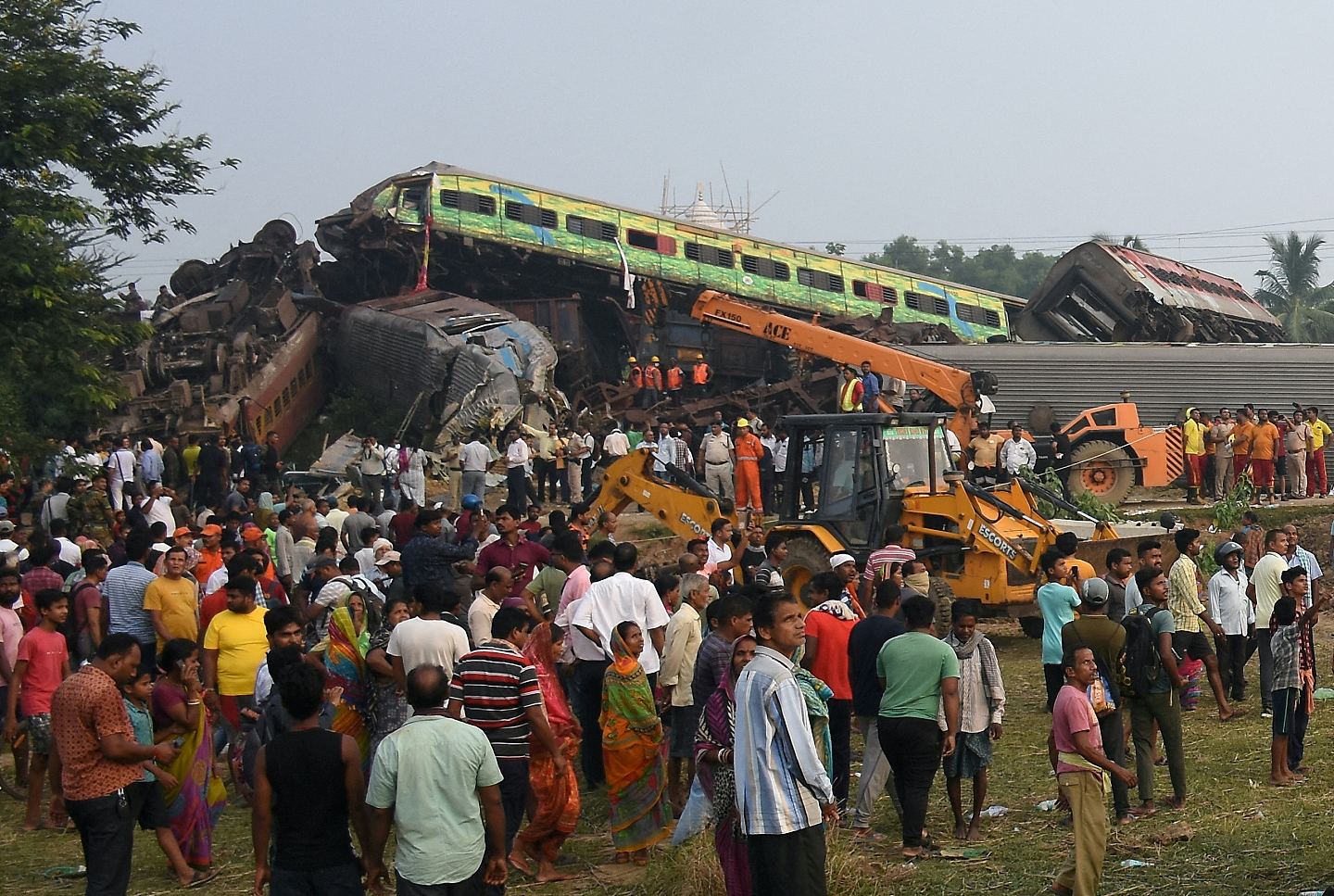 印度火车相撞增至288死，警沿路轨寻残肢，现场惨状悚目惊心（组图） - 2