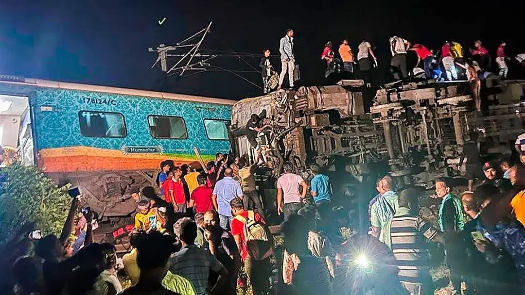 已致288人遇难！印度火车事故幸存者：当时有10到15个人压在我身上（组图） - 2
