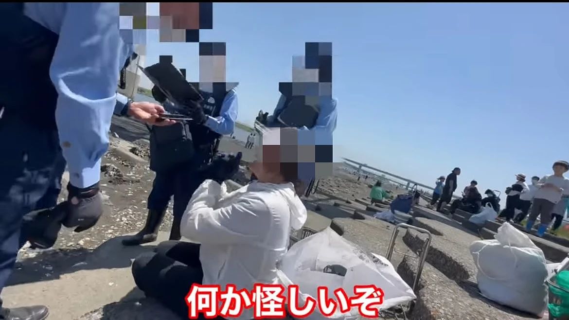 中国大妈火了！非法乱扔牡蛎壳被举报，跪地哭求警察放过…（视频/组图） - 14