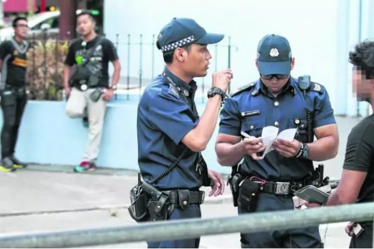 新加坡男子自爆出轨两女，被识破骗15岁孩子杀妻，被捕全程带微笑（组图） - 10