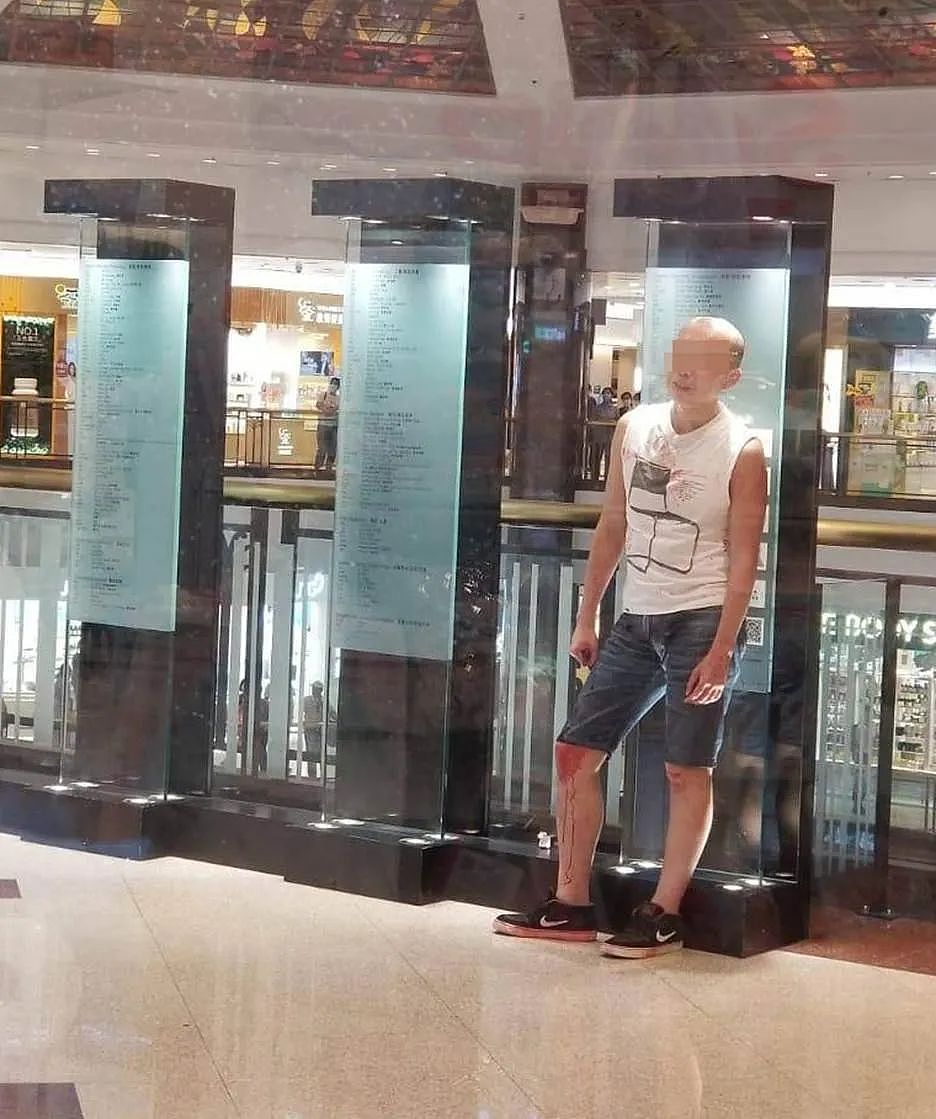 恐怖现场！ 香港女孩逛商场被狂捅34刀致死！ 闺蜜3次救人，遭割喉身亡，凶嫌诡异冷笑（视频/组图） - 9