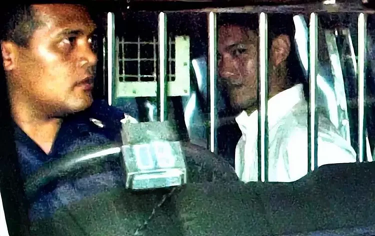 新加坡男子自爆出轨两女，被识破骗15岁孩子杀妻，被捕全程带微笑（组图） - 25