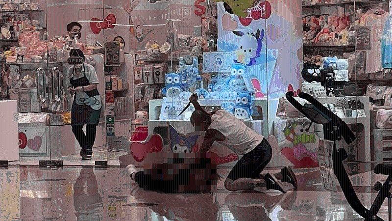 恐怖现场！ 香港女孩逛商场被狂捅34刀致死！ 闺蜜3次救人，遭割喉身亡，凶嫌诡异冷笑（视频/组图） - 1