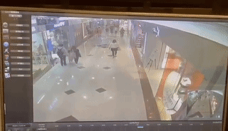 恐怖现场！ 香港女孩逛商场被狂捅34刀致死！ 闺蜜3次救人，遭割喉身亡，凶嫌诡异冷笑（视频/组图） - 2