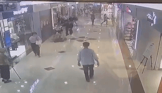 恐怖现场！ 香港女孩逛商场被狂捅34刀致死！ 闺蜜3次救人，遭割喉身亡，凶嫌诡异冷笑（视频/组图） - 6