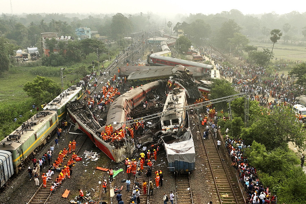 “被15人压身下”满地断肢！幸存者曝印度火车冲向空中“濒死”瞬间（视频/组图） - 1