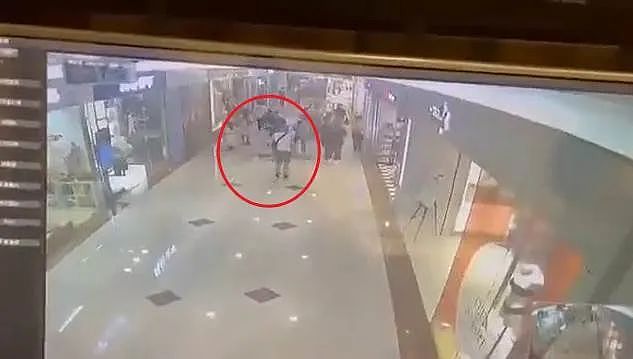 恐怖现场！ 香港女孩逛商场被狂捅34刀致死！ 闺蜜3次救人，遭割喉身亡，凶嫌诡异冷笑（视频/组图） - 3